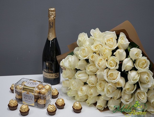 Набор из 51 Белая голландская роза 50-60 см, Ferrero Rocher 200g,Шампанское Lacrima Dulce 0,75 л Фото